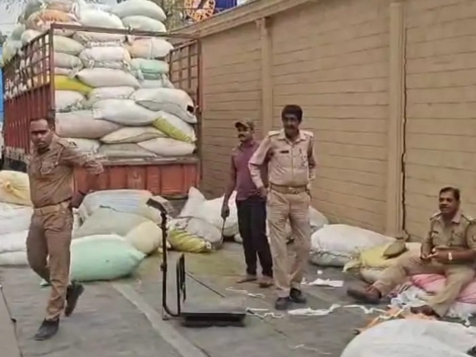 भांग की तौल कराते पुलिस व आवकारी के लोग भांग की तौल कराते पुलिस व आवकारी के लोग