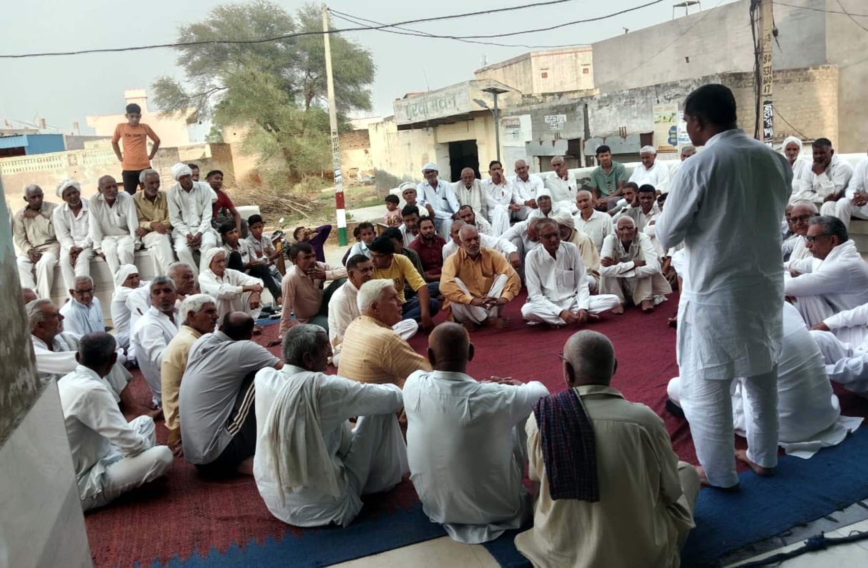 पनिहार चक में ग्राम सभा की बैठक में मौजूद लोग। पनिहार चक में ग्राम सभा की बैठक में मौजूद लोग।