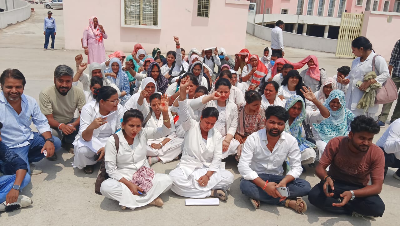 धरने पर बैठे स्टाफ नर्सों से मिलते हुए विधायक रागिनी सोनकर
