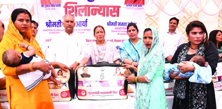 महालक्ष्मी किट वितरित करती मंत्री रेखा आर्या महालक्ष्मी किट वितरित करती मंत्री रेखा आर्या
