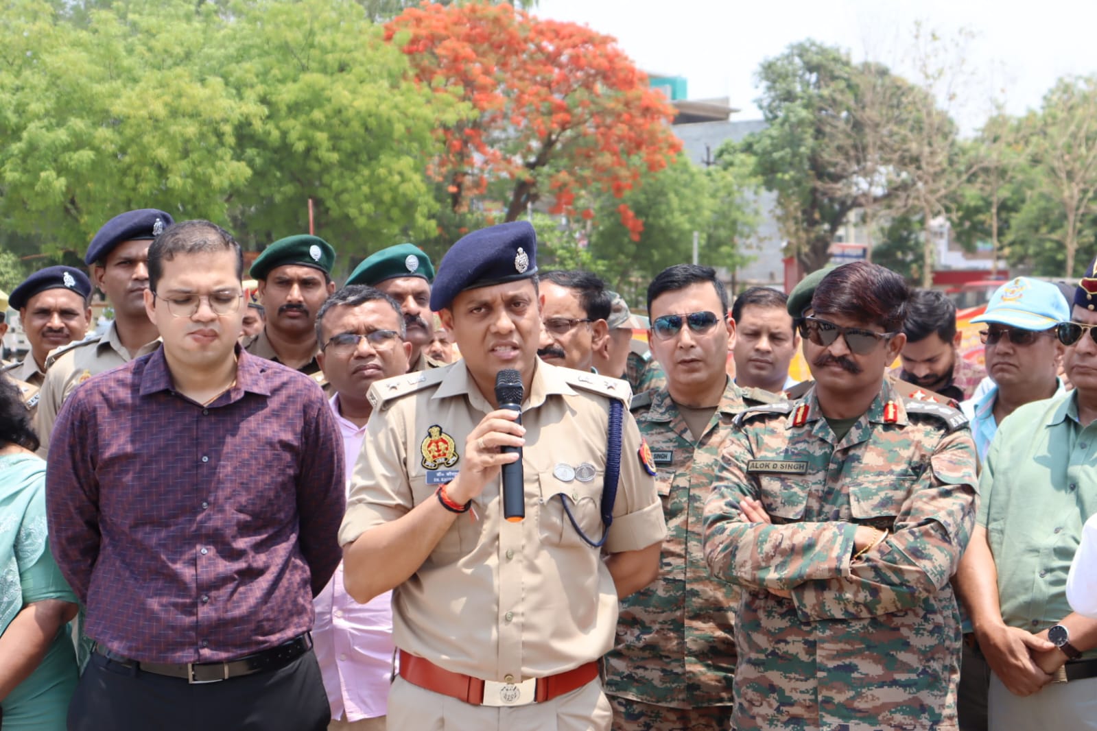 मॉक ड्रिल के दौरान विभिन्न एक्शन में पुलिस बल मॉक ड्रिल के दौरान विभिन्न एक्शन में पुलिस बल