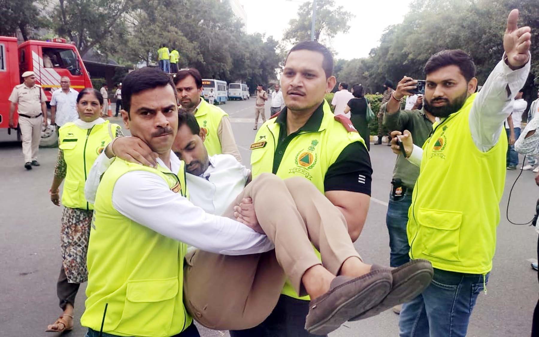 गुरुग्राम में हवाई हमले की मॉक ड्रिल के दौरान सांकेतिक रूप से घायल को उपचार के लिए ले जाते बचावकर्मी। गुरुग्राम में हवाई हमले की मॉक ड्रिल के दौरान सांकेतिक रूप से घायल को उपचार के लिए ले जाते बचावकर्मी।