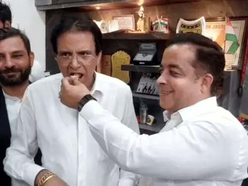पाकिस्तान पर की गई एयर स्ट्राइक की खुशी में वकील मिठाई खिलाते हुए। पाकिस्तान पर की गई एयर स्ट्राइक की खुशी में वकील मिठाई खिलाते हुए।