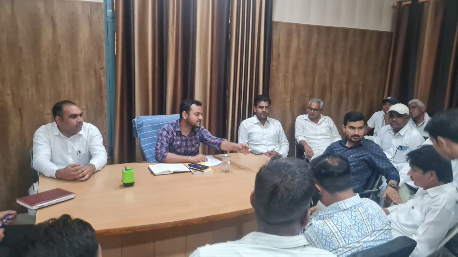 बैठक में भाग लेते ब्लॉक समिति सदस्य। बैठक में भाग लेते ब्लॉक समिति सदस्य।