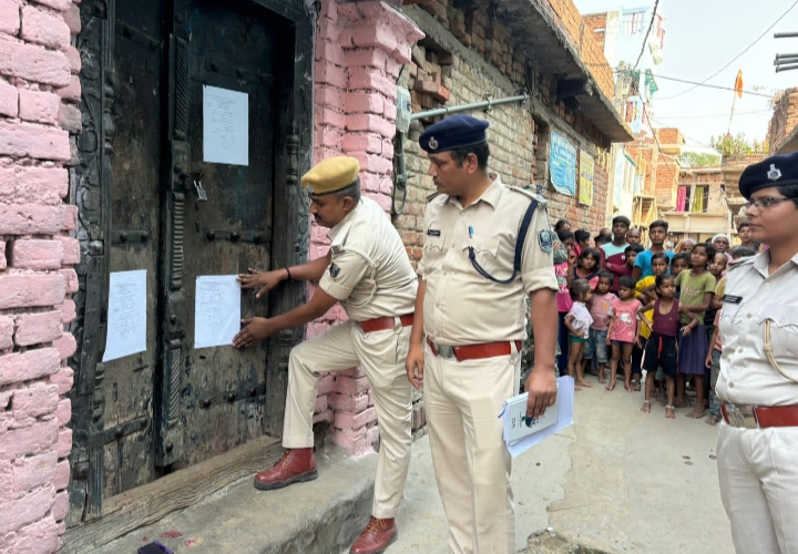 इस्तेहार चिपकाती पुलिस इस्तेहार चिपकाती पुलिस