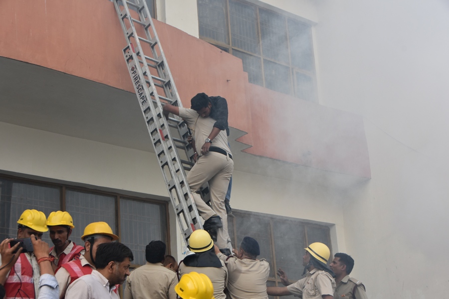 पानीपत में आपदा प्रबंधन से निपटने के लिए रखी है मॉकड्रिल पानीपत में आपदा प्रबंधन से निपटने के लिए रखी है मॉकड्रिल