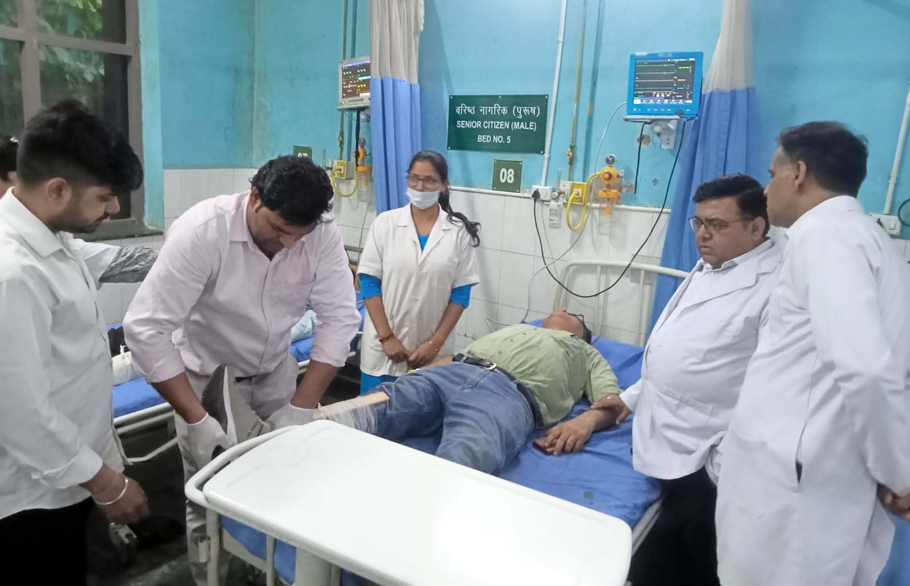 गुरुग्राम में हवाई हमले की मॉक ड्रिल के दौरान सांकेतिक रूप से घायल का नागरिक अस्पताल में उपचार करते डॉक्टर व स्टाफ। गुरुग्राम में हवाई हमले की मॉक ड्रिल के दौरान सांकेतिक रूप से घायल का नागरिक अस्पताल में उपचार करते डॉक्टर व स्टाफ।