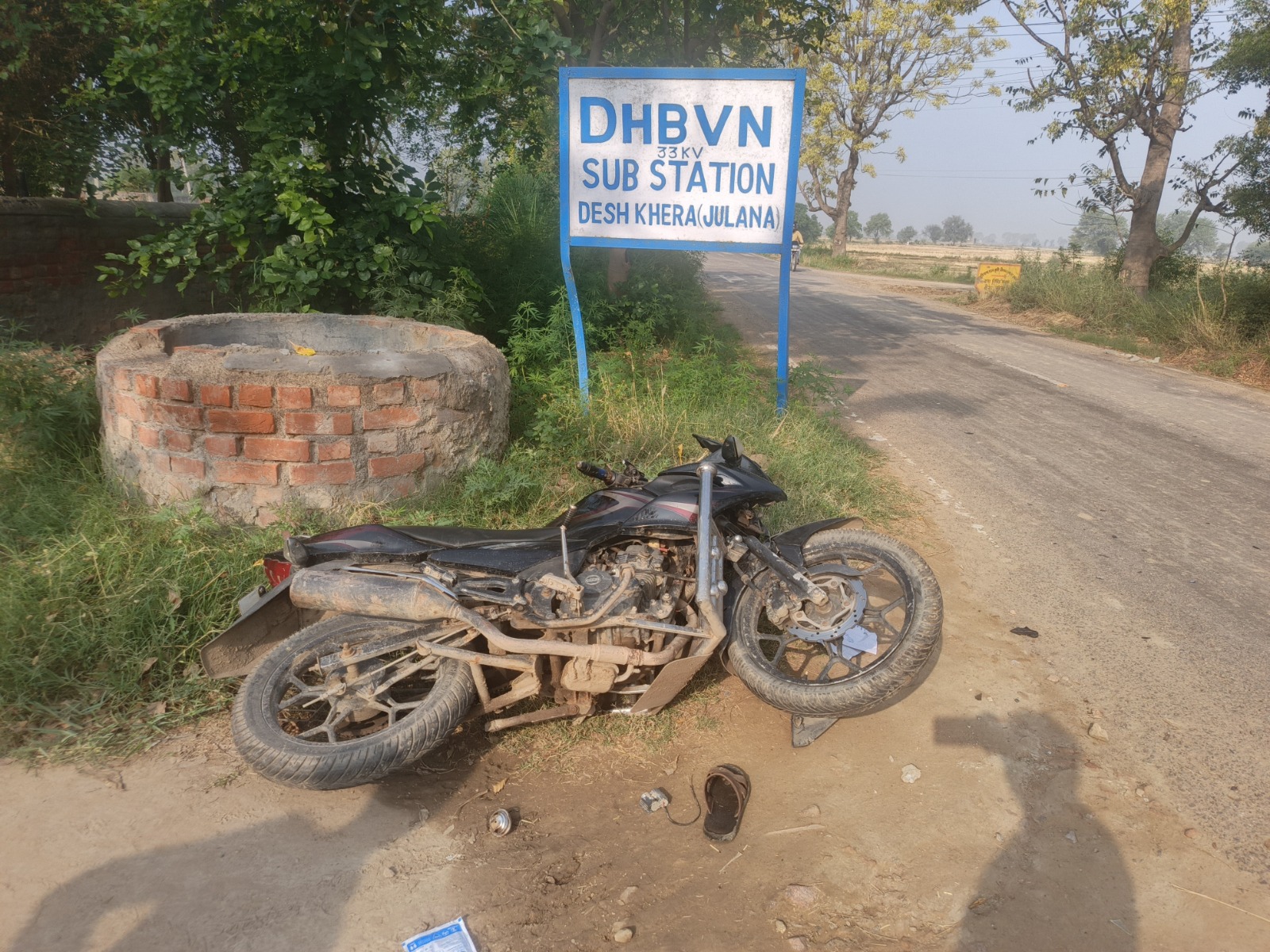 दुर्घटना में टूटी पड़ी बाइक दुर्घटना में टूटी पड़ी बाइक