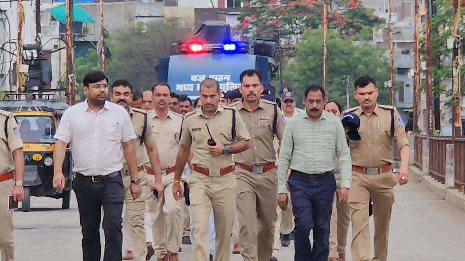 कानून व्यवस्था बनाए रखने के उद्देश्य से पुलिस एवं प्रशासन ने निकाला फ्लैग मार्च कानून व्यवस्था बनाए रखने के उद्देश्य से पुलिस एवं प्रशासन ने निकाला फ्लैग मार्च