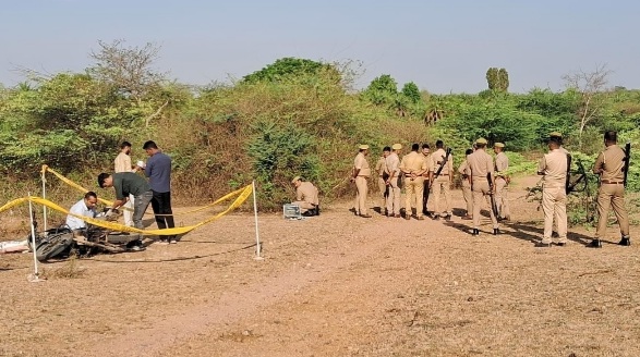 घटना स्थल पर पुलिस बल व अधिकारी घटना स्थल पर पुलिस बल व अधिकारी