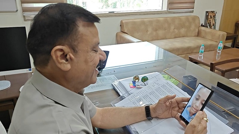 स्कूल शिक्षा मंत्री उदय प्रताप सिंह ने बोर्ड परीक्षा की टॉपर छात्राओं से की बात स्कूल शिक्षा मंत्री उदय प्रताप सिंह ने बोर्ड परीक्षा की टॉपर छात्राओं से की बात
