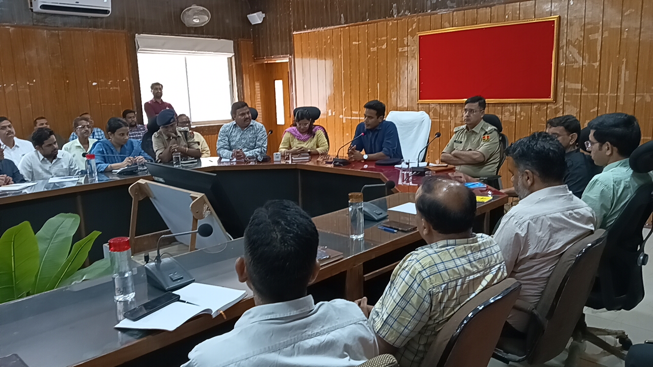 चित्तौड़गढ़ में बुधवार को पुलिस व प्रशासन ने विभिन्न संगठनों की बैठक ली। चित्तौड़गढ़ में बुधवार को पुलिस व प्रशासन ने विभिन्न संगठनों की बैठक ली।