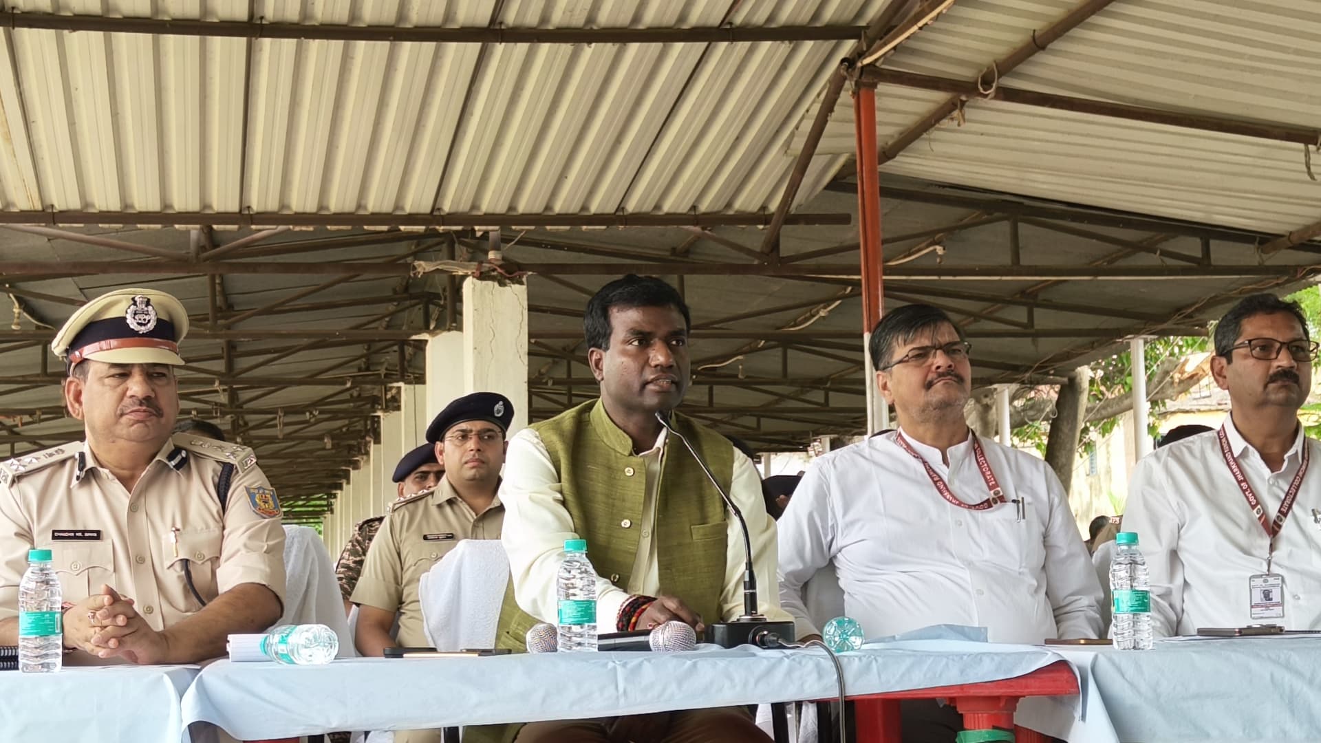मॉक ड्रिल की जानकारी देते उपायुक्त और डीआईजी मॉक ड्रिल की जानकारी देते उपायुक्त और डीआईजी