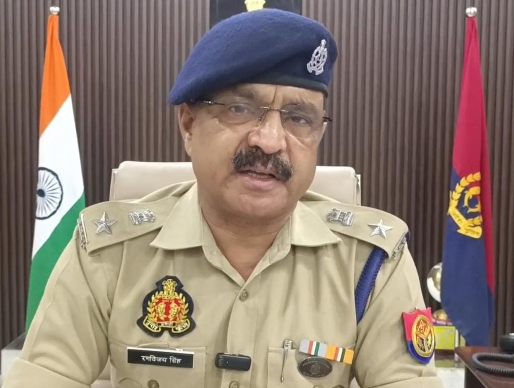 मझोला के भोला सिंह मिलक गांव में भारत रत्न बाबा साहेब डॉ भीमराव की प्रतिमा क्षतिग्रस्त होने की जानकारी देते पुलिस अधीक्षक नगर कुमार रणविजय सिंह। मझोला के भोला सिंह मिलक गांव में भारत रत्न बाबा साहेब डॉ भीमराव की प्रतिमा क्षतिग्रस्त होने की जानकारी देते पुलिस अधीक्षक नगर कुमार रणविजय सिंह।