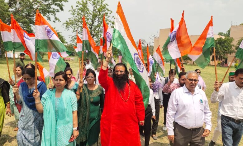अखिल भारतीय अखाड़ा परिषद अध्यक्ष अन्य लोगों के साथ अखिल भारतीय अखाड़ा परिषद अध्यक्ष अन्य लोगों के साथ