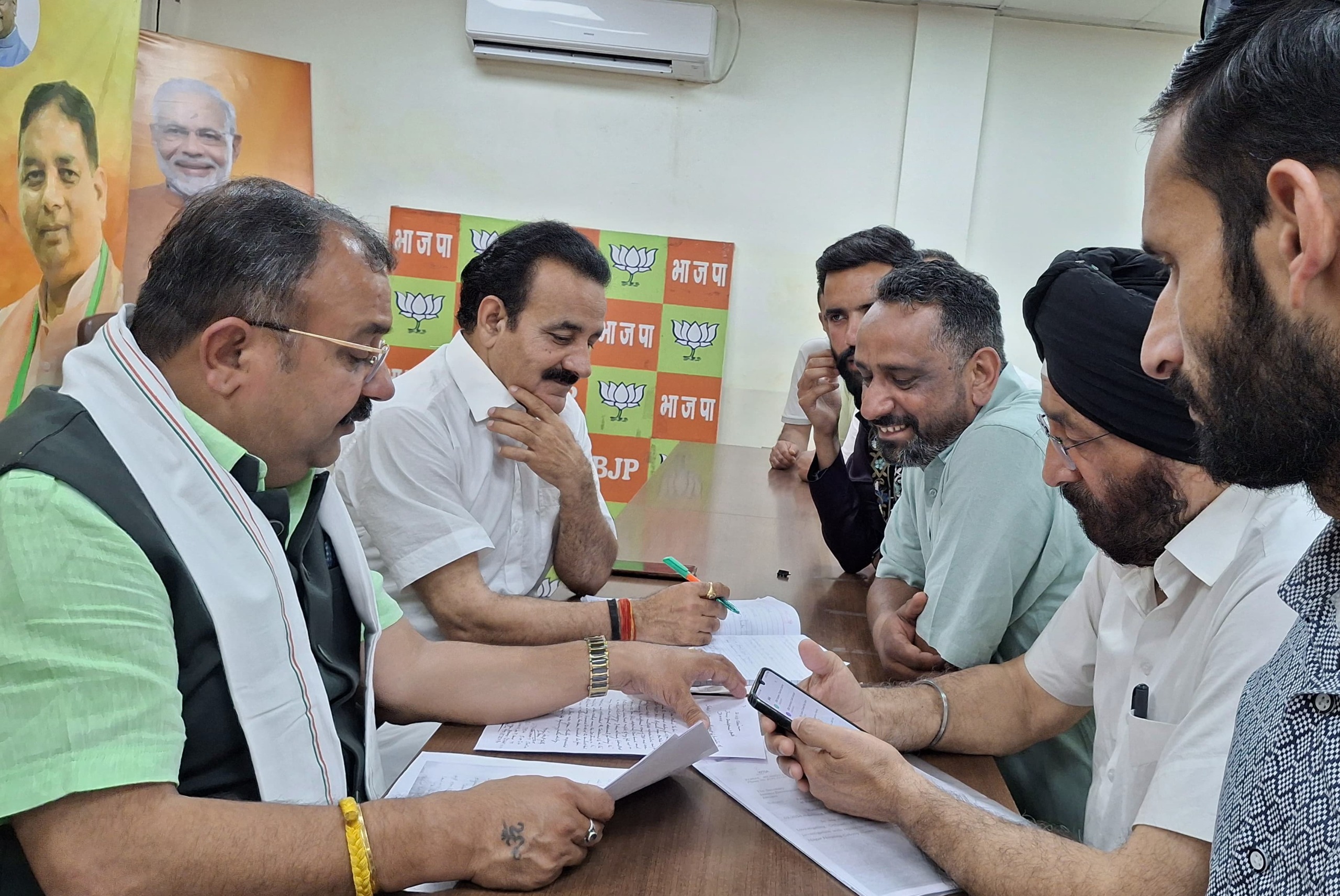 विक्रम रंधावा ने जम्मू के त्रिकुटा नगर में भारतीय जनता पार्टी (भाजपा) मुख्यालय में एक सार्वजनिक दरबार आयोजित किया विक्रम रंधावा ने जम्मू के त्रिकुटा नगर में भारतीय जनता पार्टी (भाजपा) मुख्यालय में एक सार्वजनिक दरबार आयोजित किया