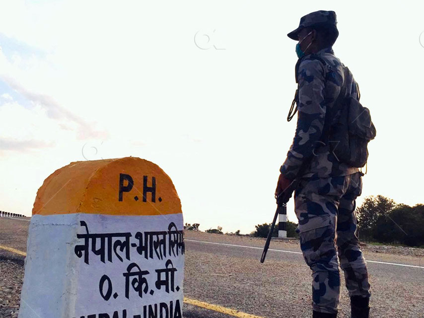 नेपाल भारत सीमा पर निगरानी करते सशस्त्र प्रहरी बल नेपाल भारत सीमा पर निगरानी करते सशस्त्र प्रहरी बल