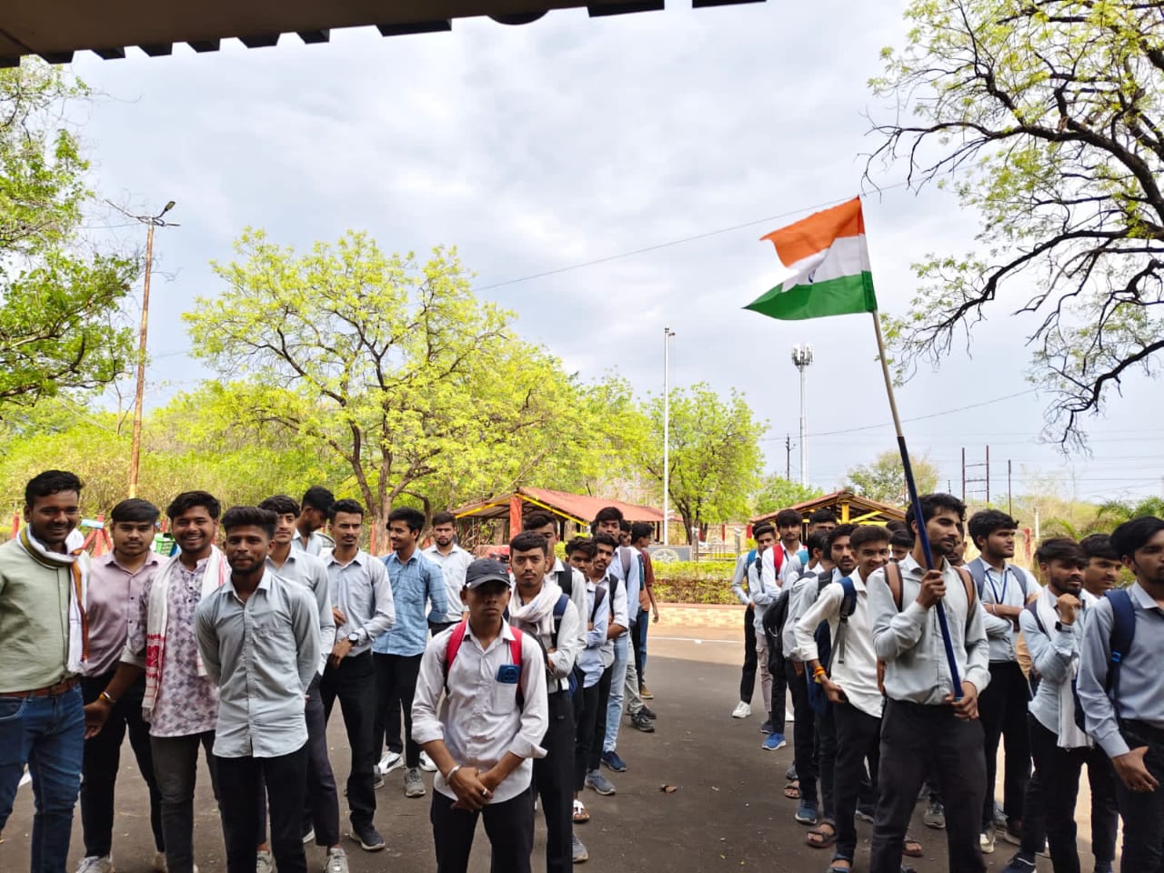 *भारत माता की आरती में उपस्थित छात्र* *भारत माता की आरती में उपस्थित छात्र*