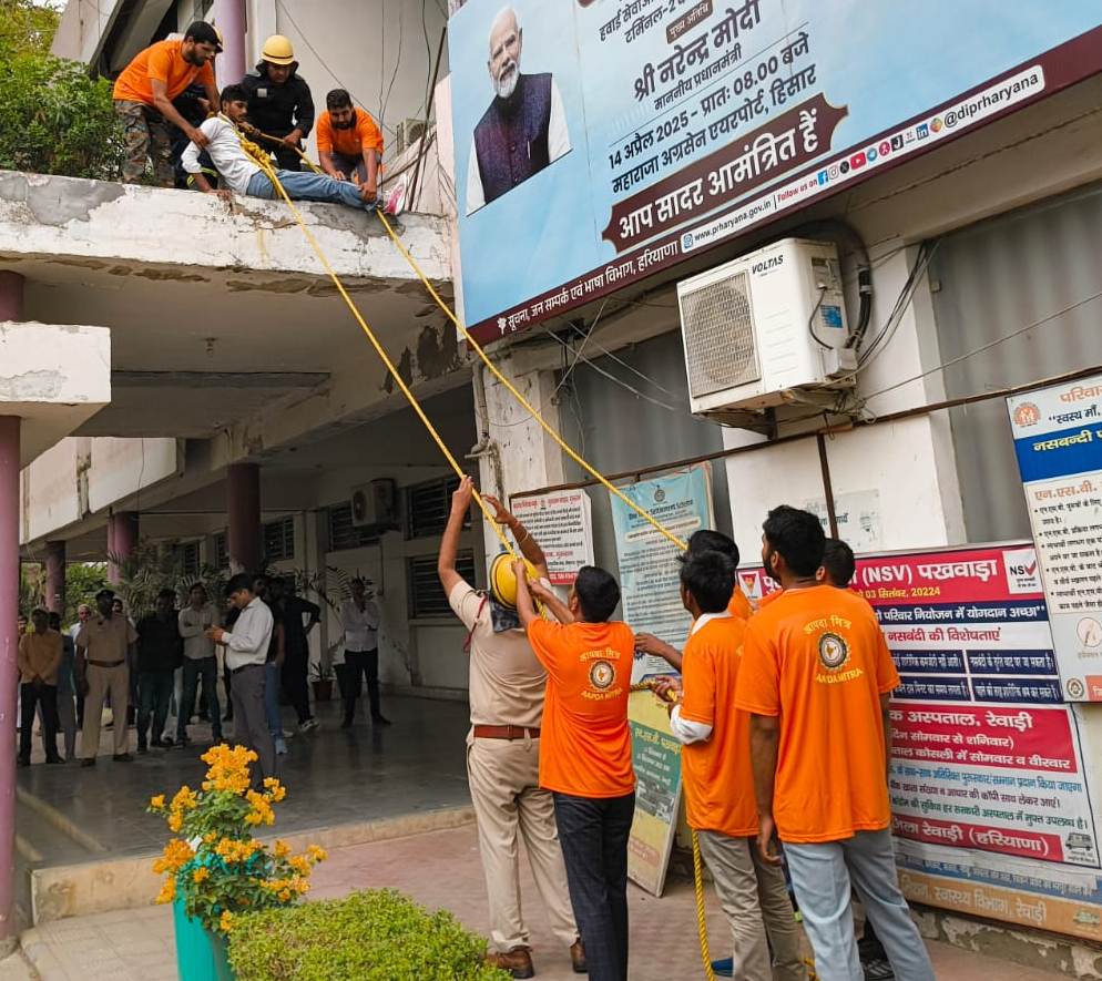 मॉक ड्रिल के दौरान राहत एवं बचाव कार्यों में जुटे राहतकर्मी। मॉक ड्रिल के दौरान राहत एवं बचाव कार्यों में जुटे राहतकर्मी।