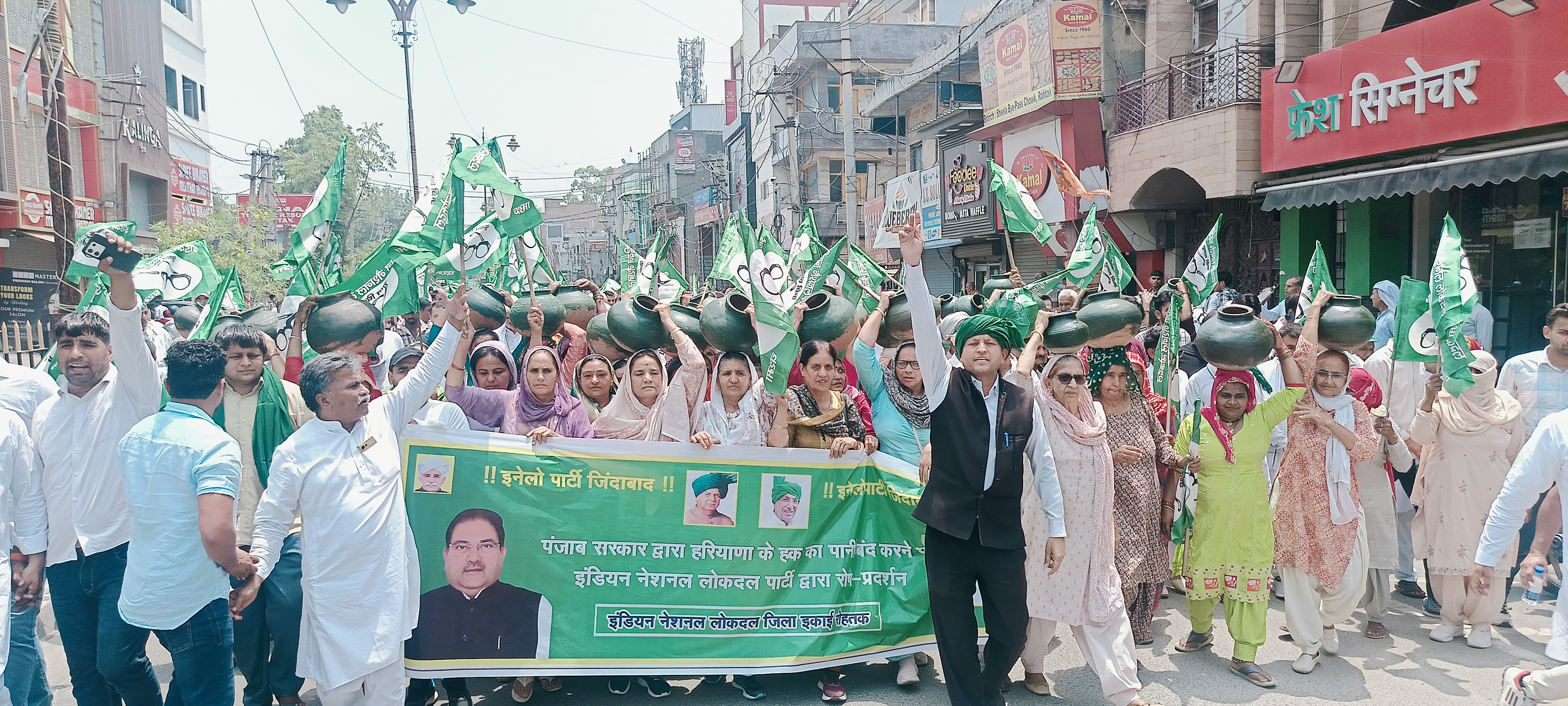 पंजाब सरकार द्वारा पानी रोके जाने पर प्रदर्शन करते इनेलो कार्यकर्ता। पंजाब सरकार द्वारा पानी रोके जाने पर प्रदर्शन करते इनेलो कार्यकर्ता।