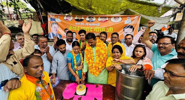 केशव प्रसाद मौर्य का जन्मदिन मनाते केशव प्रसाद मौर्य का जन्मदिन मनाते