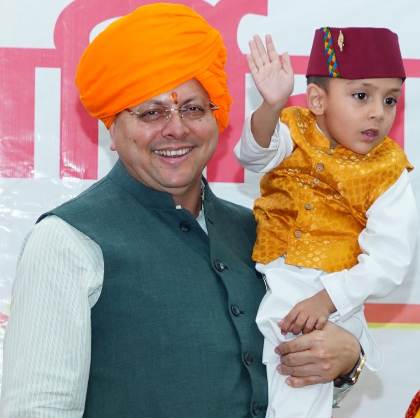 कार्यक्रम के दाैरान एक बच्चे काे दुलार देते मुख्यमंत्री। कार्यक्रम के दाैरान एक बच्चे काे दुलार देते मुख्यमंत्री।