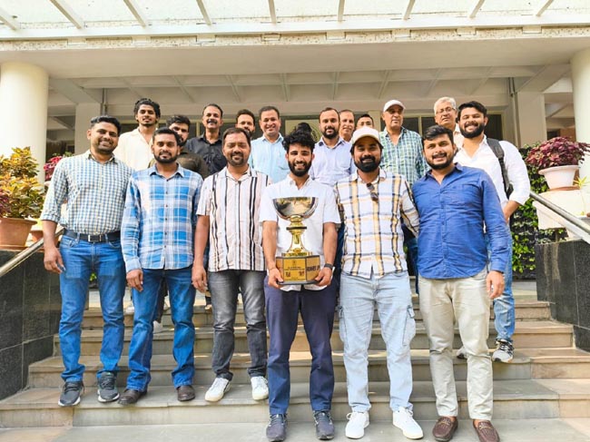 ट्राफी के साथ टीम ट्राफी के साथ टीम