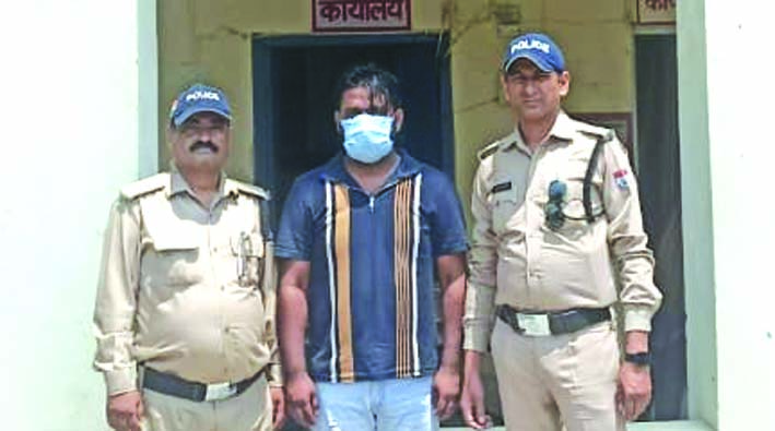 पुलिस गिरफ्त में आरोपित पुलिस गिरफ्त में आरोपित