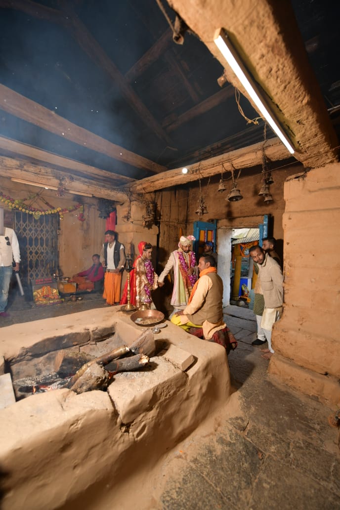 त्रिजुगीनारायण मंदिर परिसर।