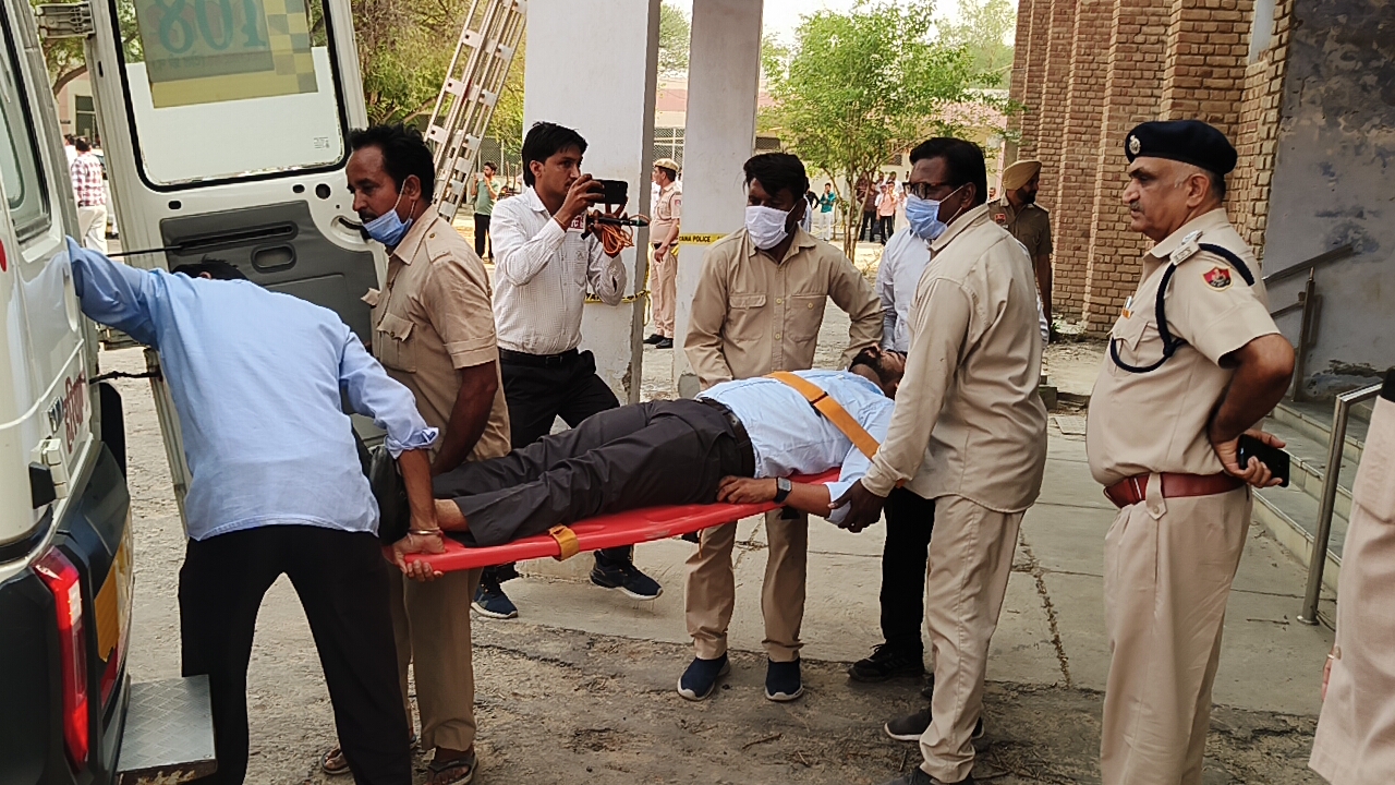 मॉक ड्रिल का अभ्यास करते कर्मचारी। मॉक ड्रिल का अभ्यास करते कर्मचारी।