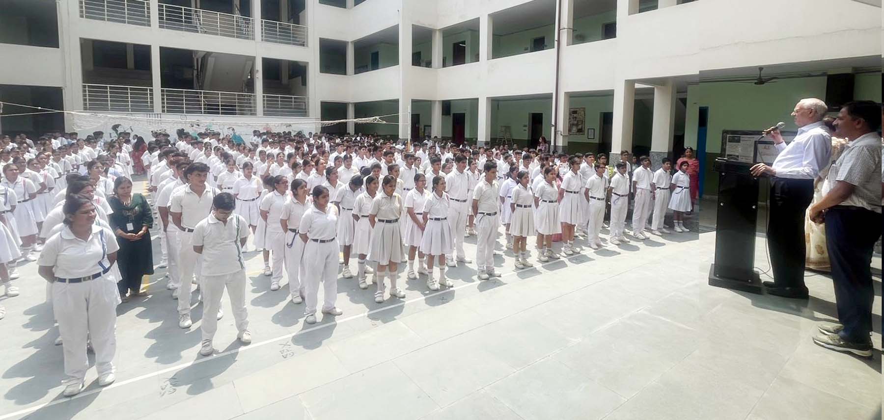 गुरुग्राम के सेक्टर-10ए स्थित लायंस पब्लिक स्कूल में बच्चाें काे ऑपरेशन सिंदूर की जानकारी देते चेयरमैन डॉक्टर लायन के.एस. ढाका। गुरुग्राम के सेक्टर-10ए स्थित लायंस पब्लिक स्कूल में बच्चाें काे ऑपरेशन सिंदूर की जानकारी देते चेयरमैन डॉक्टर लायन के.एस. ढाका।