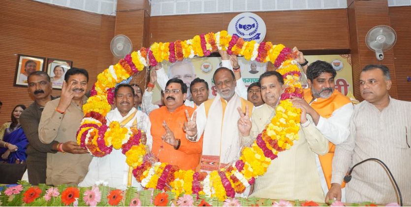 के.लक्ष्मण का स्वागत करते प्रदेश भाजपा के नेता के.लक्ष्मण का स्वागत करते प्रदेश भाजपा के नेता