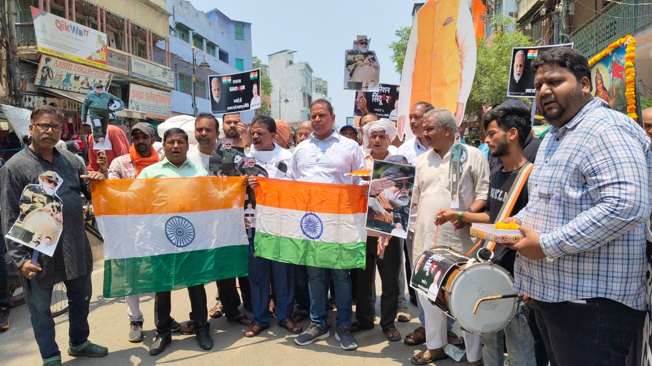 नौ ठिकानों पर सेना के हमले पर काशी में जश्न मनाते युवा नौ ठिकानों पर सेना के हमले पर काशी में जश्न मनाते युवा