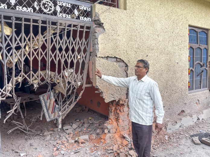 (अपडेट) नियंत्रण रेखा के पास अग्रिम गांवों को निशाना बनाकर पाकिस्तानी सेना ने तोपखाने और मोर्टार से भारी गोलाबारी की, 9 की मौत, 45 घायल (अपडेट) नियंत्रण रेखा के पास अग्रिम गांवों को निशाना बनाकर पाकिस्तानी सेना ने तोपखाने और मोर्टार से भारी गोलाबारी की, 9 की मौत, 45 घायल
