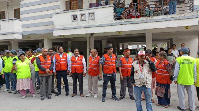 आपात स्थिति से बचने का अभ्यास करती सुरक्षा टीमें। आपात स्थिति से बचने का अभ्यास करती सुरक्षा टीमें।