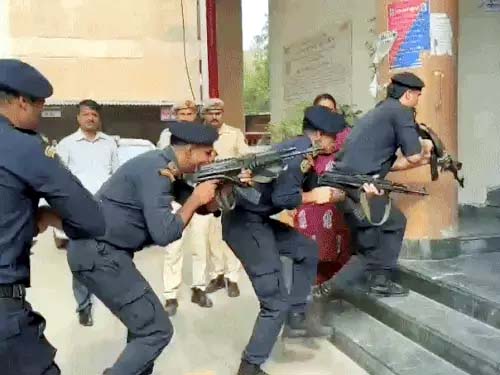 युद्ध का सायरन बजने पर लघु सचिवालय की इमारत के अंदर जाते हुए पुलिस के कमांडो युद्ध का सायरन बजने पर लघु सचिवालय की इमारत के अंदर जाते हुए पुलिस के कमांडो