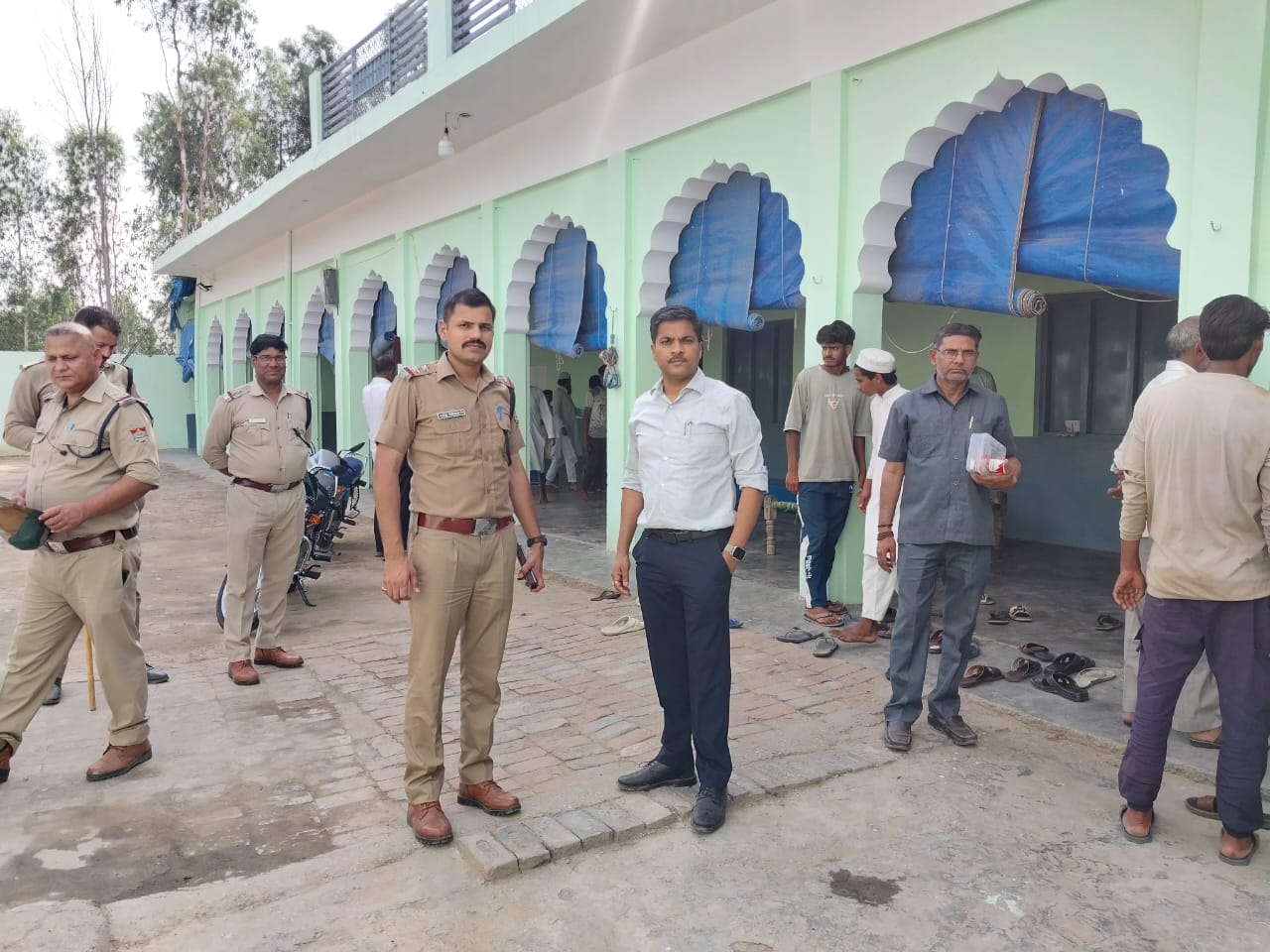 प्रशासन की टीम प्रशासन की टीम
