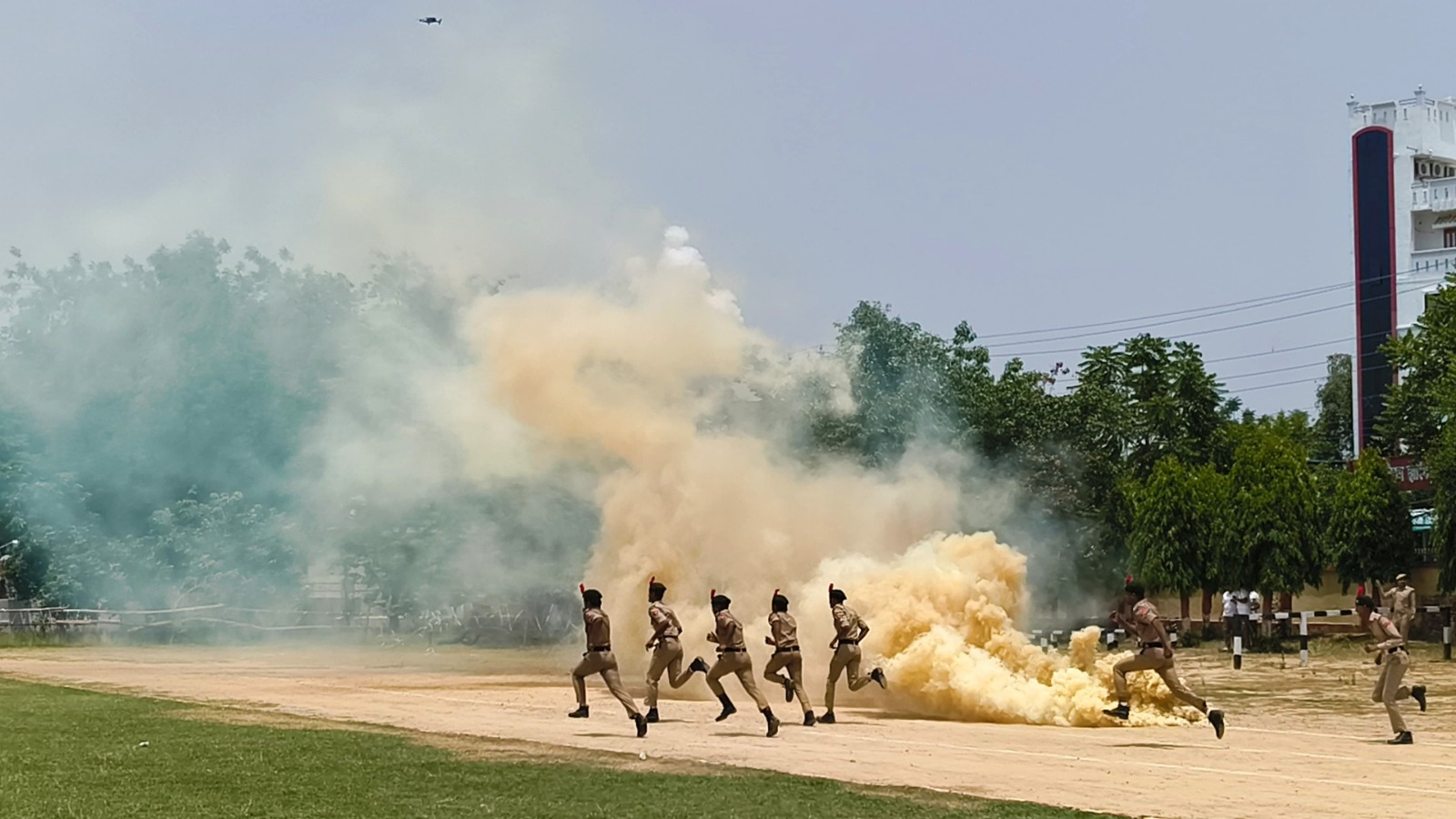 रिहर्सल करते पुलिस के जवान रिहर्सल करते पुलिस के जवान