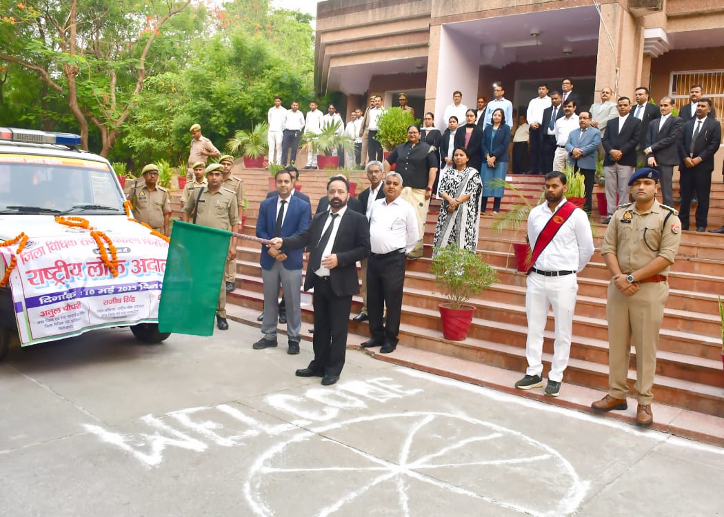 प्रचार वाहन को रवाना करते जिला जज प्रचार वाहन को रवाना करते जिला जज