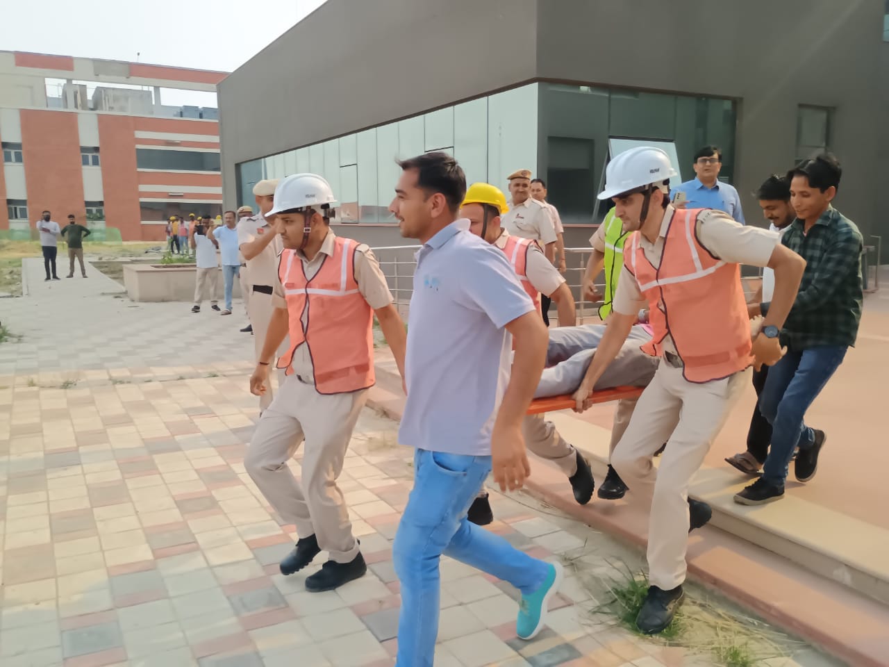 मॉक ड्रिल के दौरान आपदा प्रबंधन गतिविधि करते हुए कर्मचारी। मॉक ड्रिल के दौरान आपदा प्रबंधन गतिविधि करते हुए कर्मचारी।