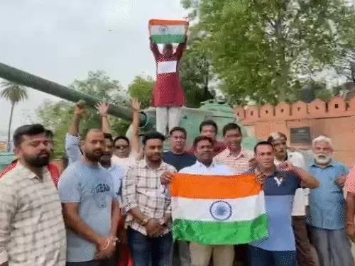 अजमेर के विजय स्मारक पर बुधवार सुबह लोगों ने पाकिस्तान के खिलाफ नारेबाजी की अजमेर के विजय स्मारक पर बुधवार सुबह लोगों ने पाकिस्तान के खिलाफ नारेबाजी की