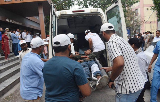सोनीपत: घायलों  को प्राथमिक उपचार व अस्पताल तक ले जाते हुए
