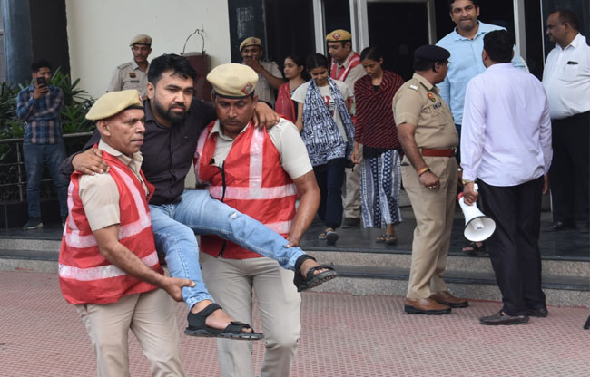 सोनीपत: घायलों को प्राथमिक उपचार व अस्पताल तक ले जाते हुए सोनीपत: घायलों को प्राथमिक उपचार व अस्पताल तक ले जाते हुए