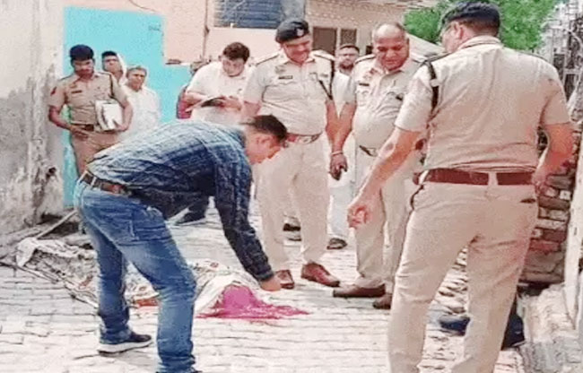 सोनीपत: बड़वासनी गांव में घटना सथल पर पुलिस अधिकारी जांच करते हुए। सोनीपत: बड़वासनी गांव में घटना सथल पर पुलिस अधिकारी जांच करते हुए।