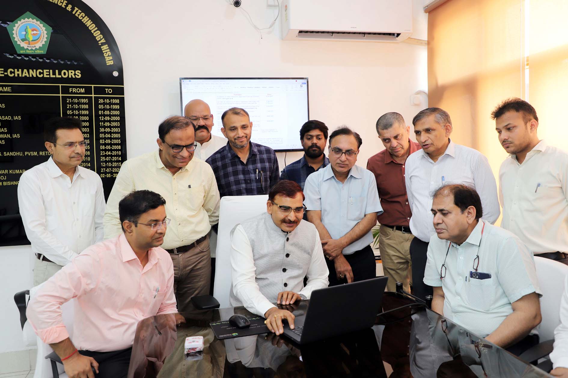 दाखिला पोर्टल का उद्घाटन करते कुलपति प्रो. नरसी राम बिश्नोई। दाखिला पोर्टल का उद्घाटन करते कुलपति प्रो. नरसी राम बिश्नोई।