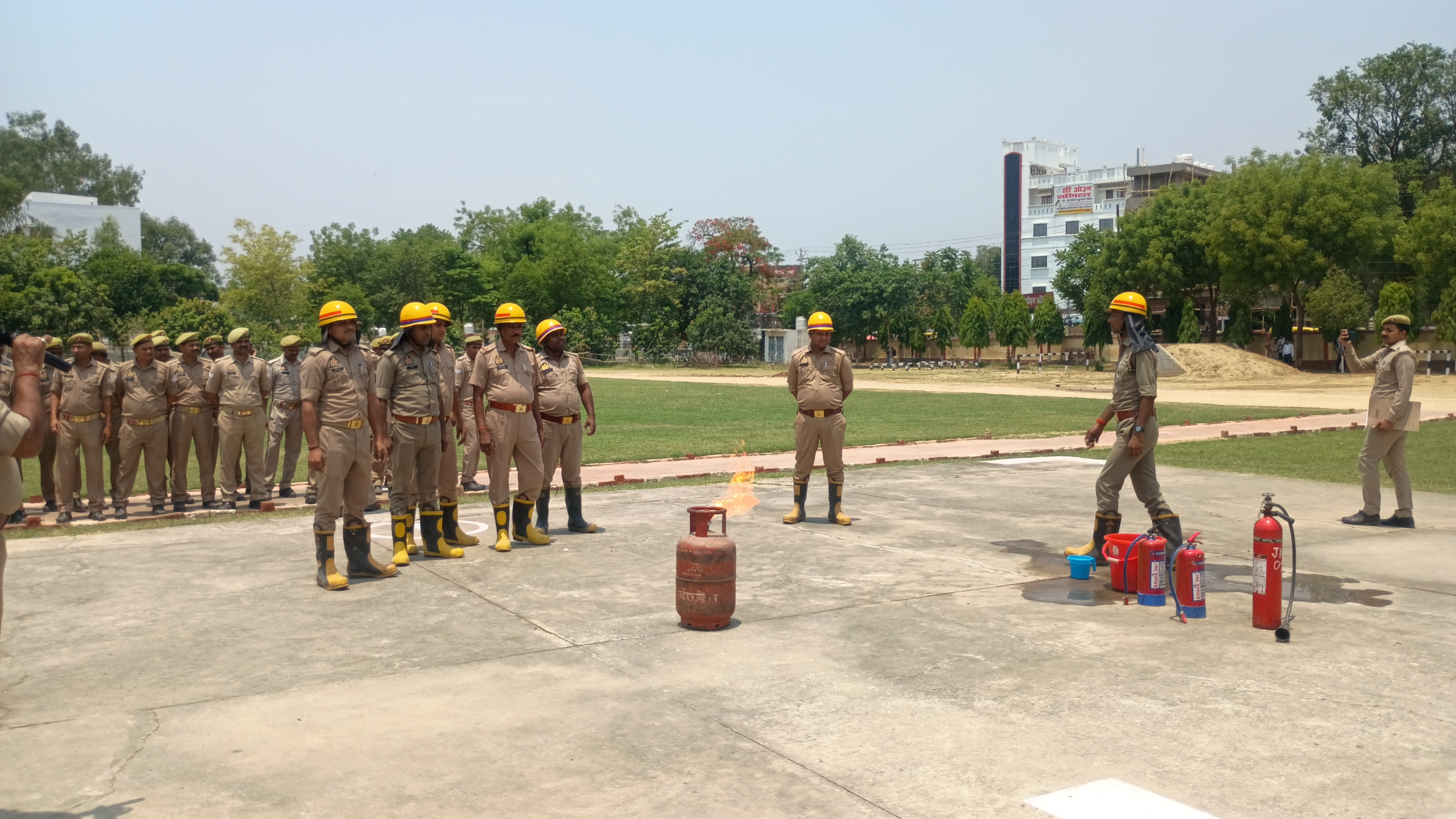मॉक ड्रिल का अभ्यास करते हुए पुलिस के जवान मॉक ड्रिल का अभ्यास करते हुए पुलिस के जवान