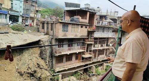 मंडी में नगर निगम द्वारा निर्मित पार्क जो ध्वस्त हो गया तथा निरीक्षण करते हुए महापौर वीरेंद्र भट्ट। मंडी में नगर निगम द्वारा निर्मित पार्क जो ध्वस्त हो गया तथा निरीक्षण करते हुए महापौर वीरेंद्र भट्ट।