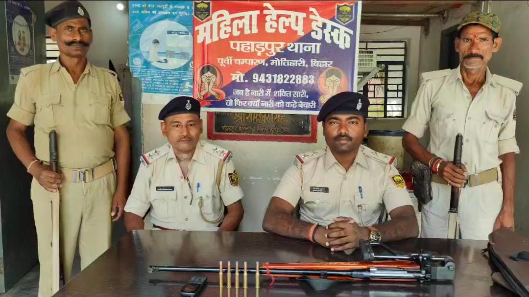 बरामद राइफल व कारतूस के साथ पुलिस अधिकारी बरामद राइफल व कारतूस के साथ पुलिस अधिकारी