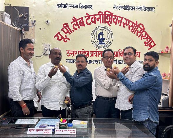 खुशी मनाते लैब टैक्नीशिएन एसोसिएशन के पदाधिकारी खुशी मनाते लैब टैक्नीशिएन एसोसिएशन के पदाधिकारी