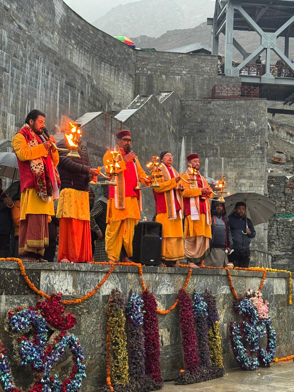 केदारनाथ में आरती करते तीर्थ पुरोहित केदारनाथ में आरती करते तीर्थ पुरोहित